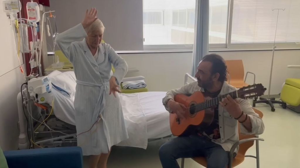 Dos pacientes de oncología del hospital de Fuenlabrada disfrutan tocando la guitarra y bailando