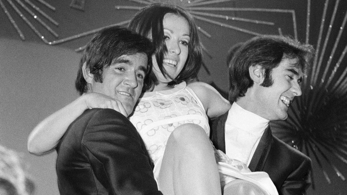 Trío dinámico. Massiel es aupada por Ramón Arcusa y Manuel de la Calva, el Dúo Dinámico, tras ganar Eurovisión 1968.