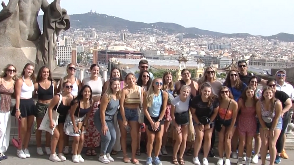 Silvia Romero, la guía turística que alerta a los visitantes de la situación de los vecinos de Barcelona