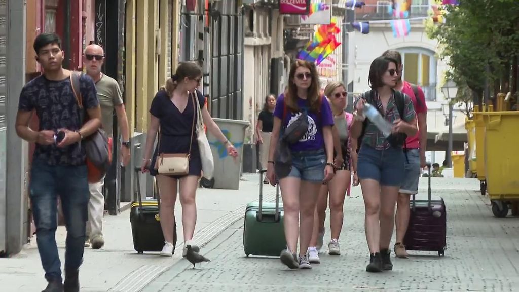 Un grupo de turistas llega a Madrid para celebrar el Orgullo
