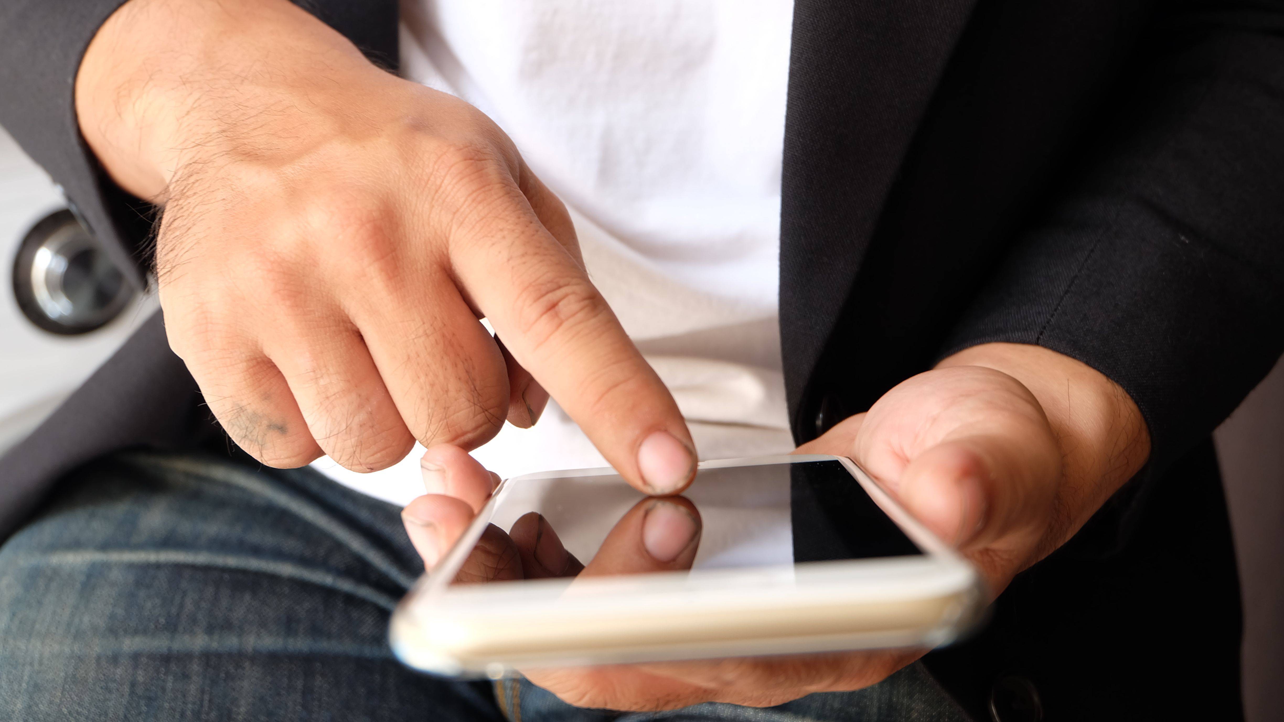 Un hombre revisa las llamadas de su teléfono