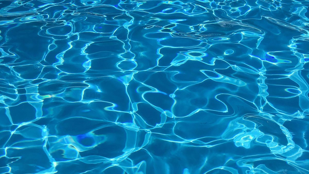 Un niño de dos años, hospitalizado tras ser rescatado con signos de ahogamiento de una piscina privada en Marbella