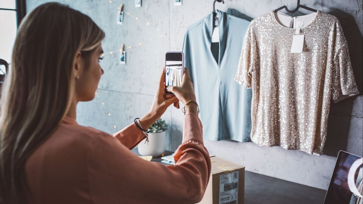 Una chica vendiendo ropa a través de una app