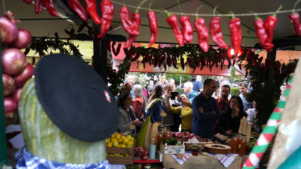 Una feria con productos de los baserritarras en Gernika