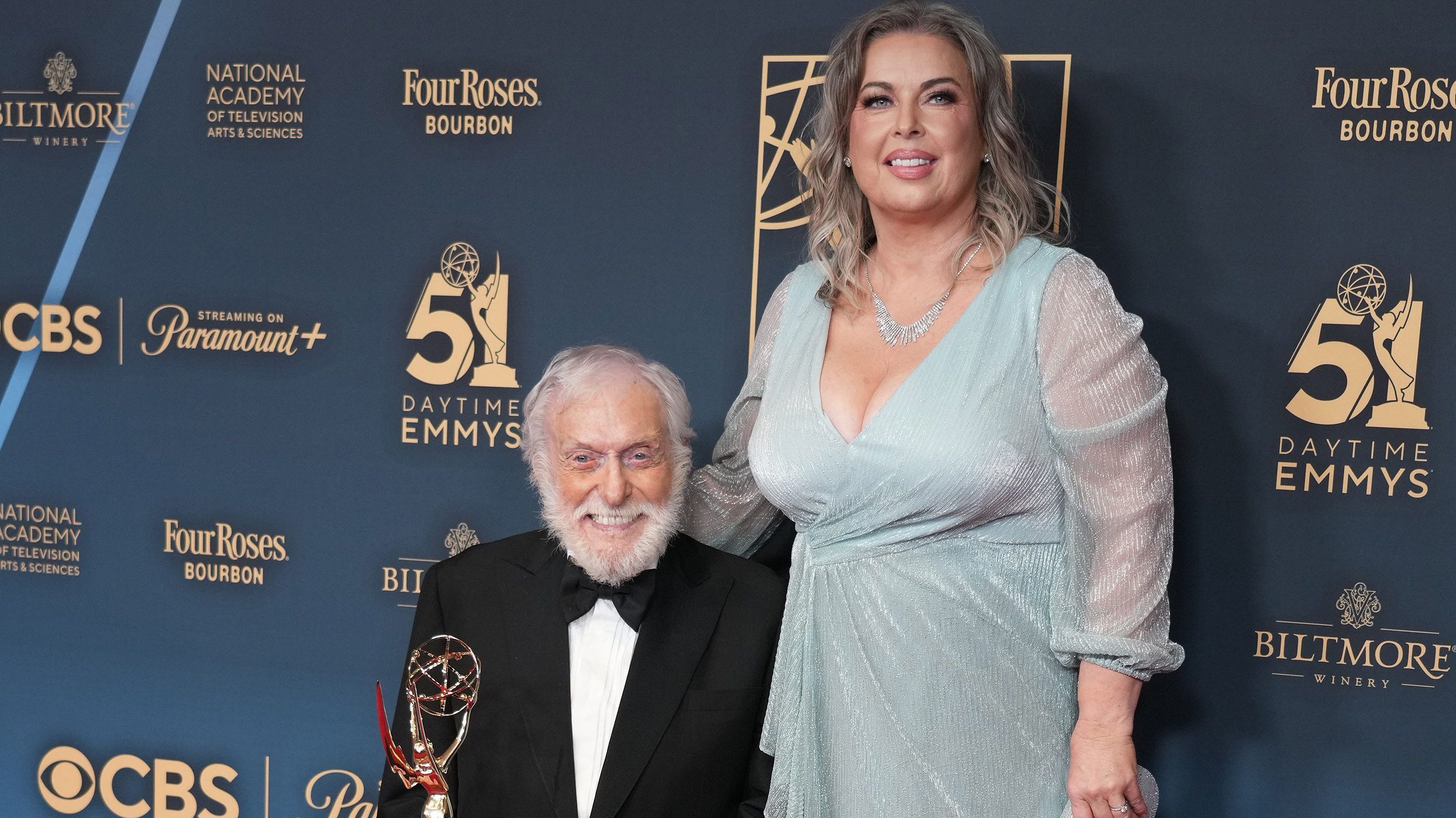 Van Dyke con su mujer, Arlene Silver, tras ganar el Emmy
