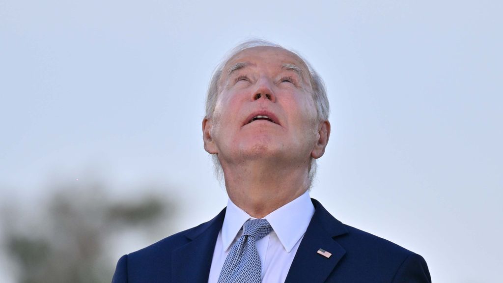 Biden pide a los donantes demócratas que mantengan su apoyo y promete seguir adelante con su candidatura