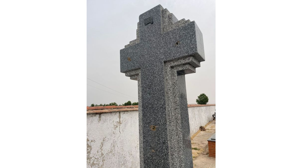 Crucifijo robado en el cementerio de Torrijos