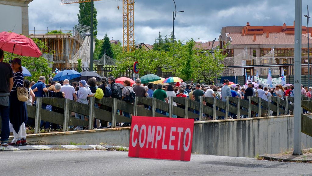 Miles de personas rodean San Caetano al grito de 'Altri Non' para exigir a la Xunta que paralice el proyecto