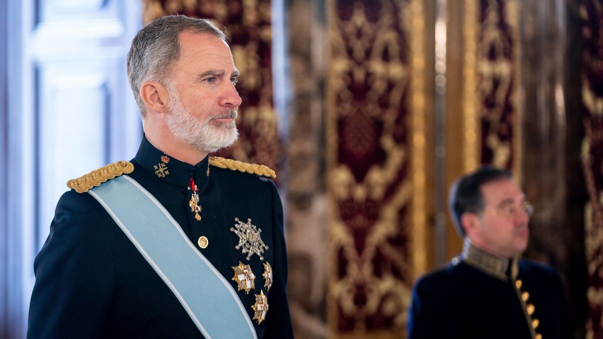 El Rey Felipe VI y el ministro de Asuntos Exteriores, Unión Europea y Cooperación, José Manuel Albares