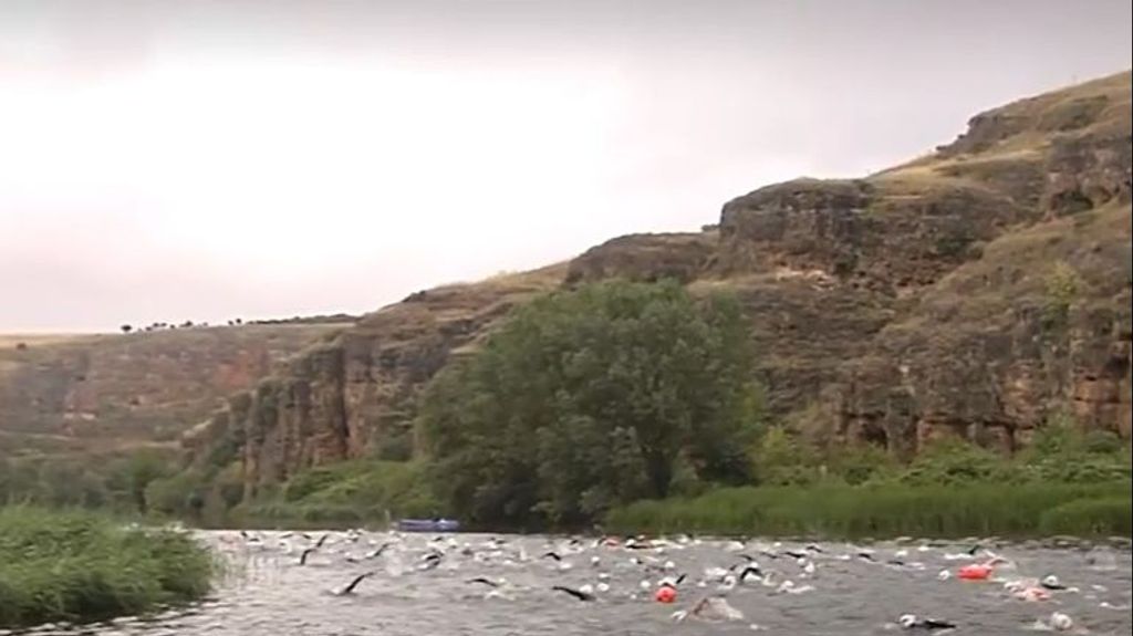 Primera Travesía a nado 'Hoces del Duratón': más de 300 atletas recorren a nado el río Duratón en Segovia