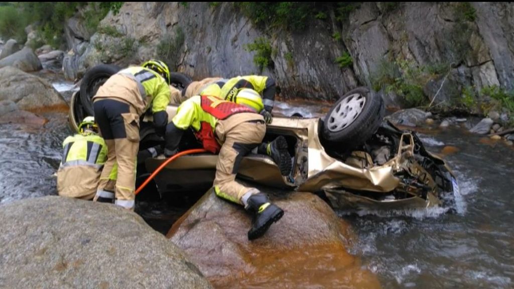 Una mujer y dos hombres mueren en un accidente en Huesca: el coche cayó desde 20 metros al río