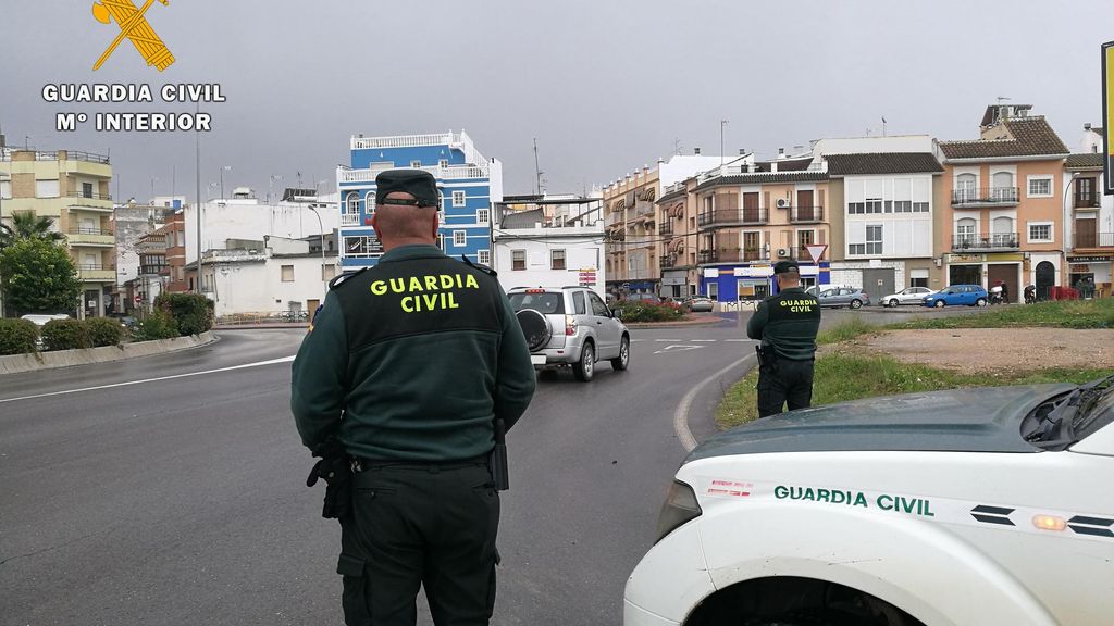 Archivo - Efectivos de la Guardia Civil en Puente Genil, en una imagen de archivo.