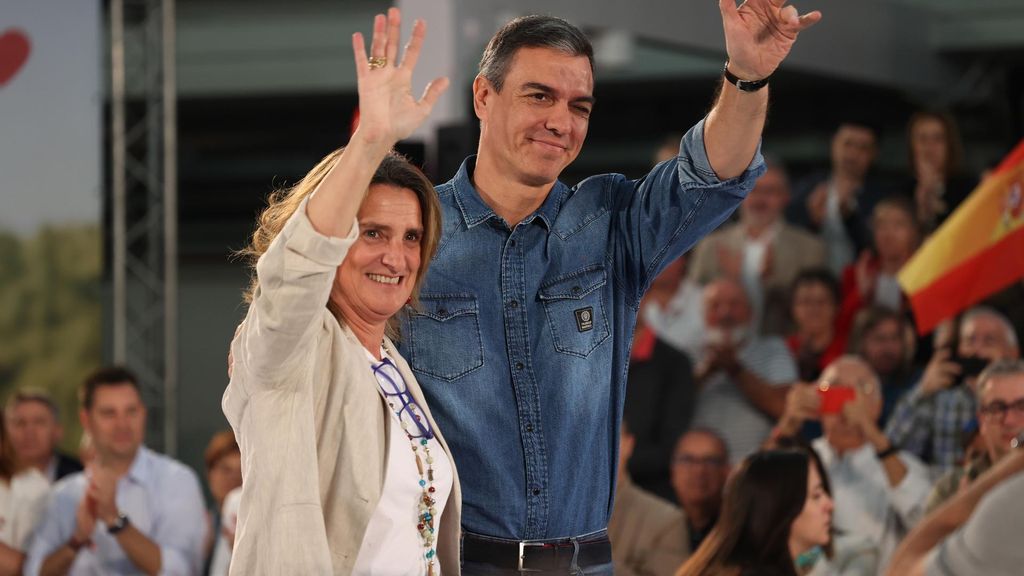 El secretario general del PSOE y presidente del Gobierno, Pedro Sánchez, con la candidata socialista para las elecciones europeas, la vicepresidenta  Teresa Ribera, en un acto de campaña