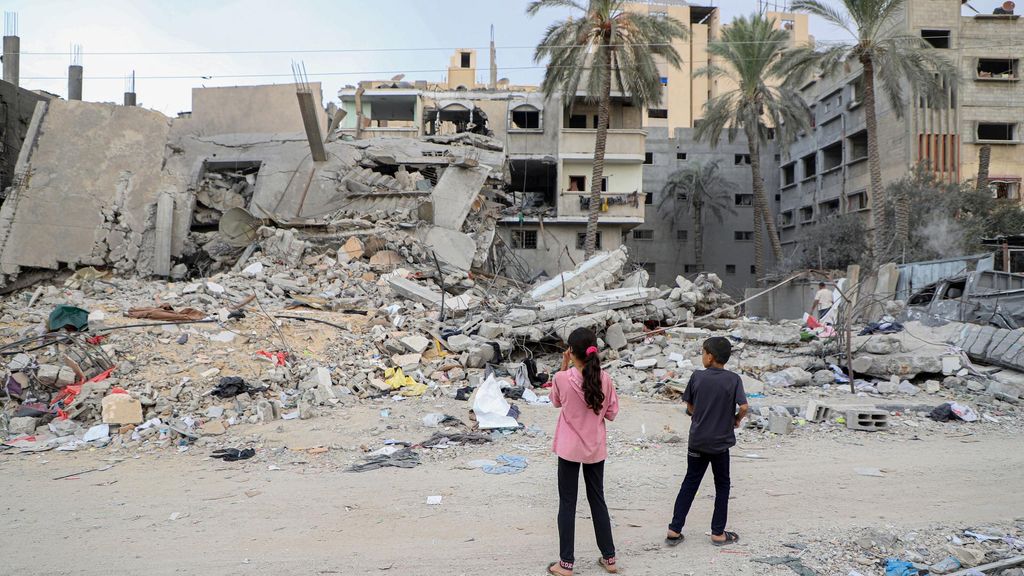 Archivo - Varios niños ante un edificio derrumbado en Jan Yunis, en el sur de Gaza.