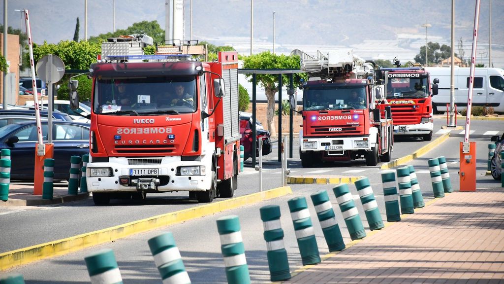 Archivo - Bomberos del Poniente en el acceso al Hospital Universitario Poniente de El Ejido (Almería).