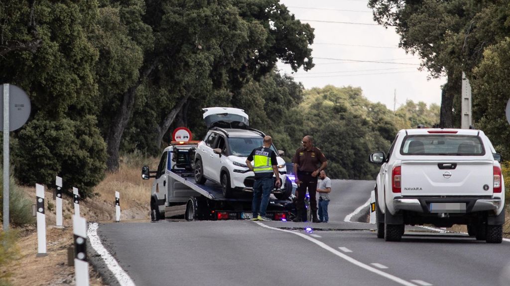 Un grúa recoge el vehículo del suceso, en el kilómetro 6 de la M-612, en la carretera de Fuencarral-El Pardo, a 4 de junio de 2024, en Madrid (España).