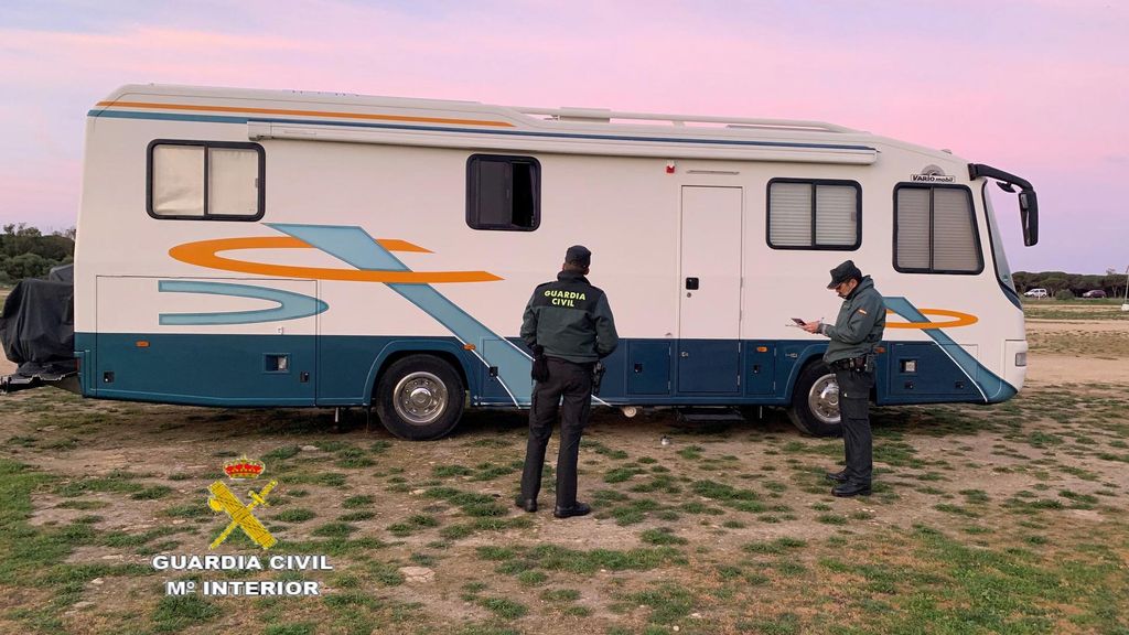 Desmantelado un campamento ilegal con más de 100 vehículos en un paraje de Tarifa (Cádiz)