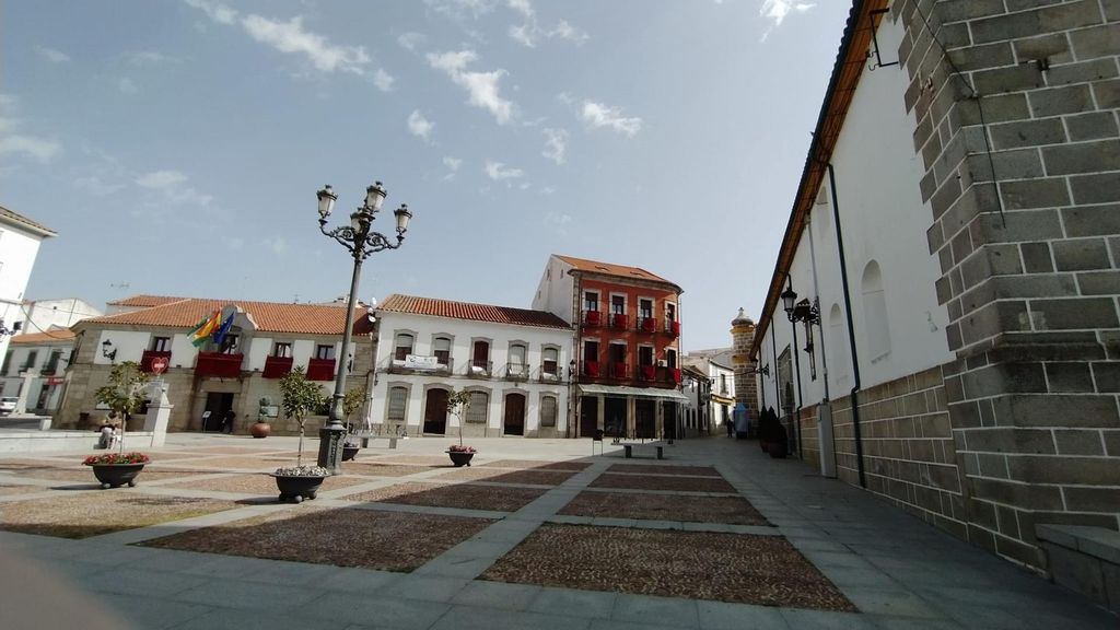Archivo - Plaza de España de Villanueva de Córdoba, con el Ayuntamiento al fondo.