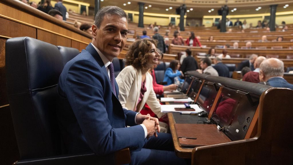 El presidente del Gobierno, Pedro Sánchez, y la vicepresidenta primera del Gobierno, ministra de Hacienda y vicesecretaria general del PSOE, María Jesús Montero, a su llegada a una sesión de control, en el Congreso de los Diputados, a 12 de junio de 2024,