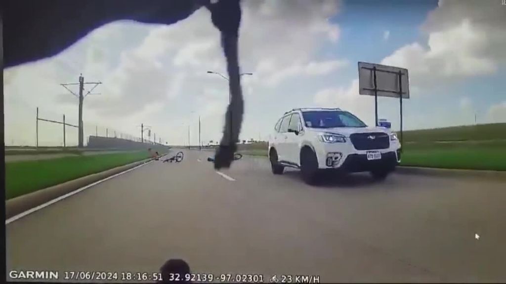 El impactante atropello de dos ciclistas en una carretera de Dallas, Estados Unidos