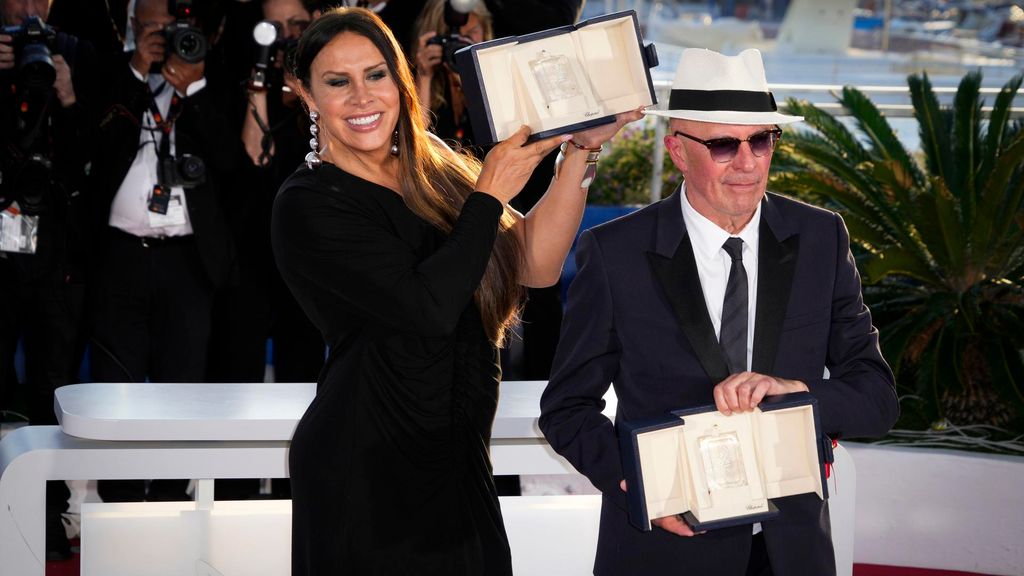 Karla Sofia Gascon y el  director Jacques Audiard en Cannes