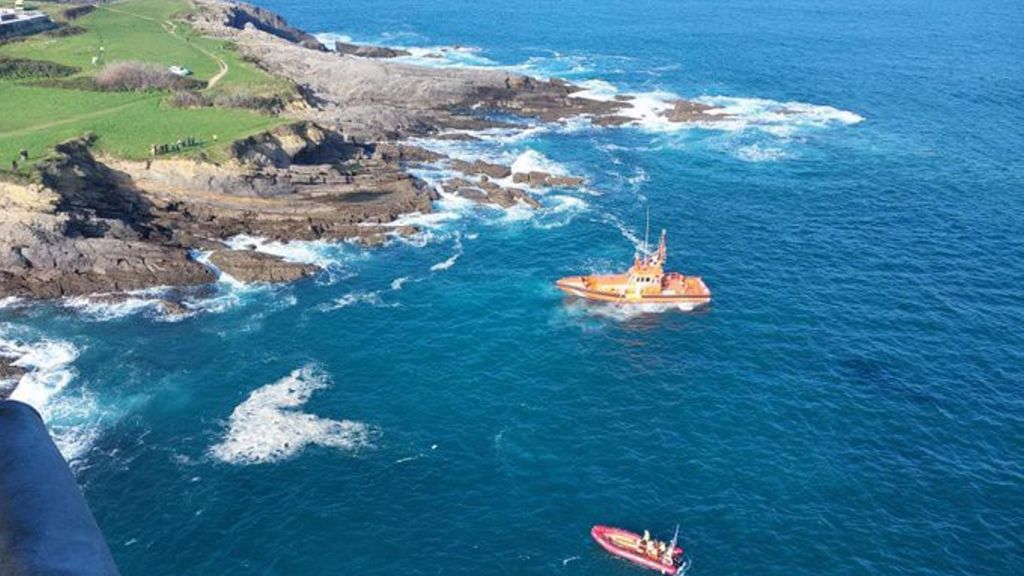 Archivo - Efectivos de rescate en la costa de Castro Urdiales