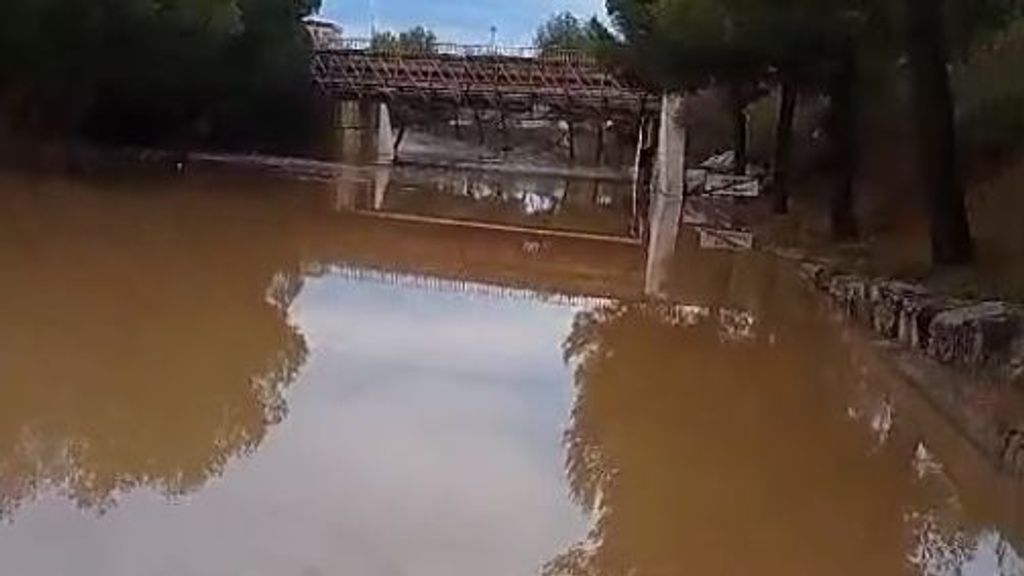 Las fuertes lluvias obligan a cortar la V-23 en Valencia por inundación y provocan atascos y retrasos en trenes y metros