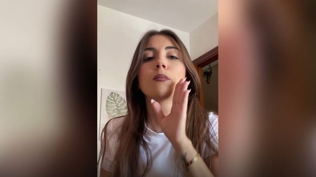 Así es Natalia, la joven de 25 años de Huelva que sube vídeos a las redes sociales con lengua de signos