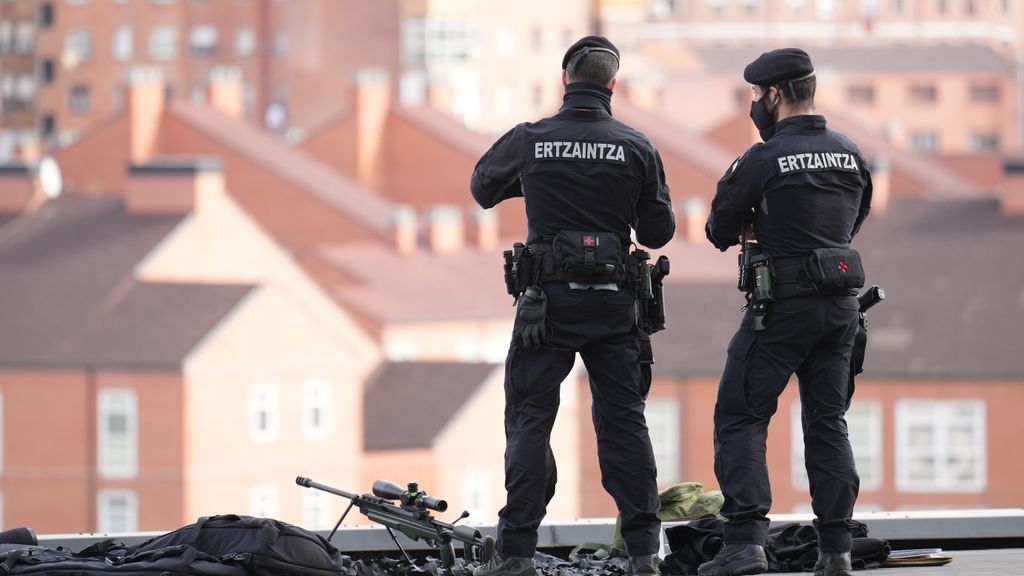 Dos agentes de la Ertzaintza en Barakaldo