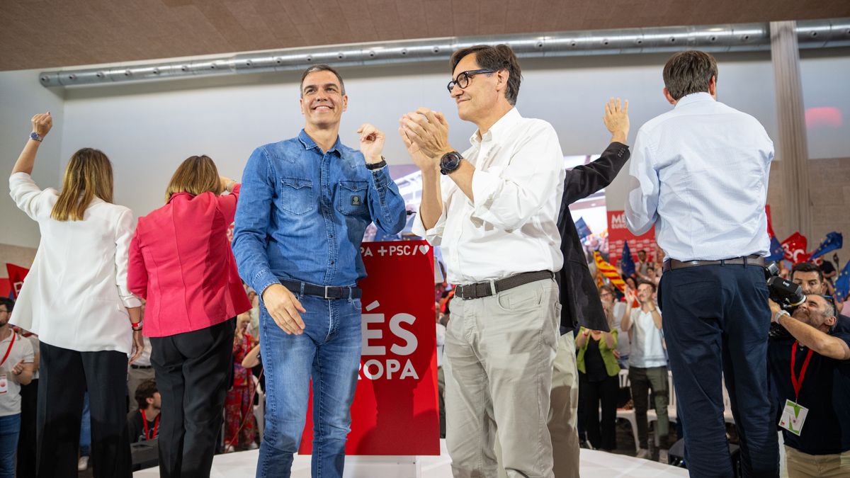 El presidente del Gobierno, Pedro Sánchez, y el candidato del PSC a las elecciones catalanas, Salvador Illa, durante un mitin de campaña electoral del PSC