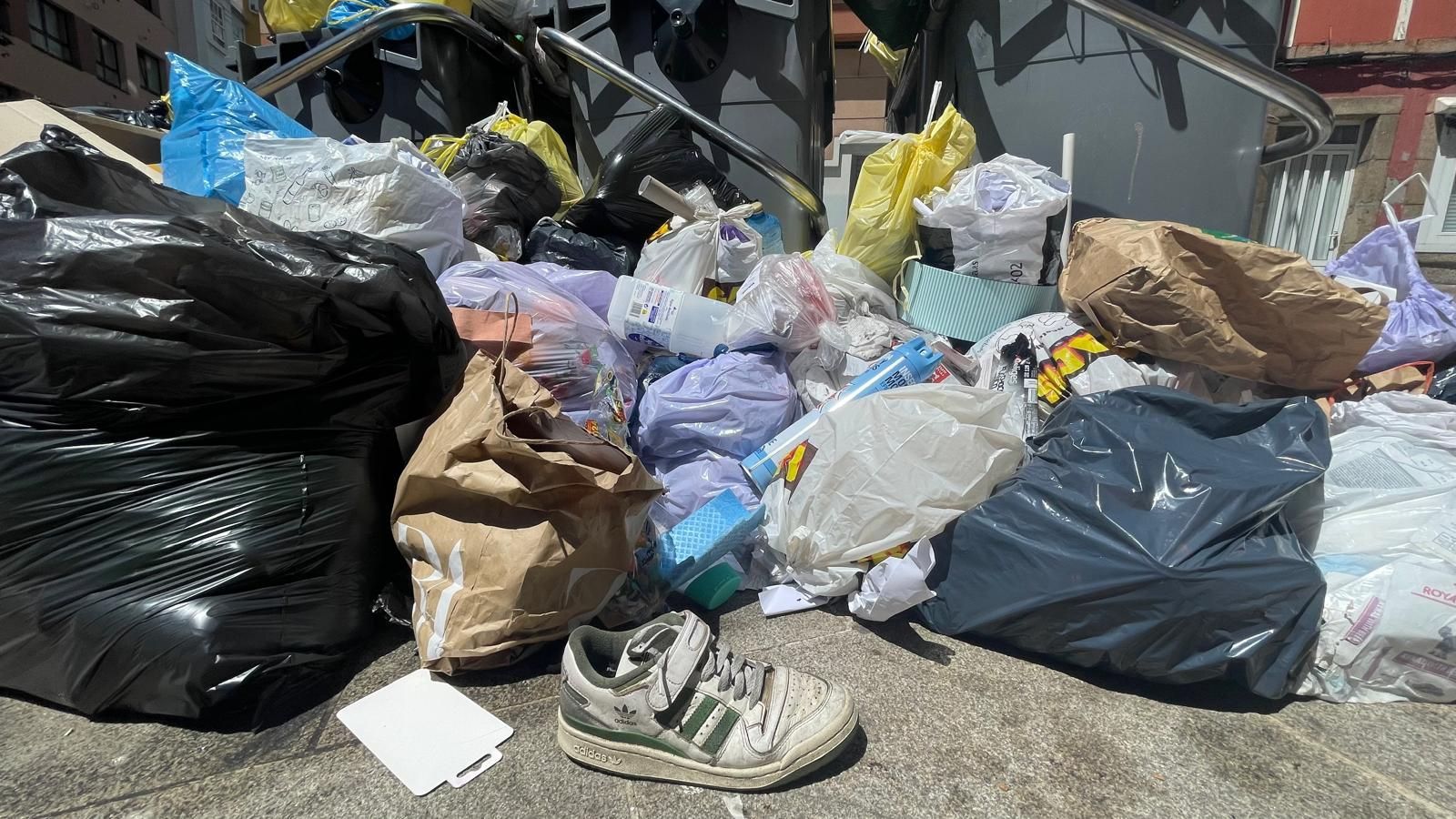 El servicio de recogida de basura lleva días sin pasar por este barrio de A Coruña
