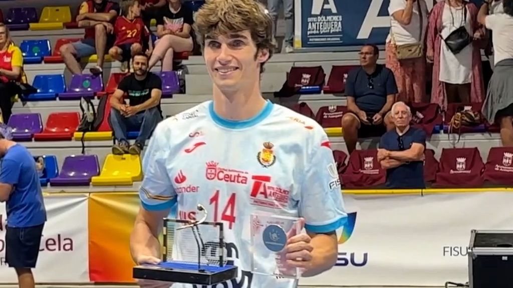 Pablo urdangarin posando con un trofeo en la final del Mundial Universitario Balonmano