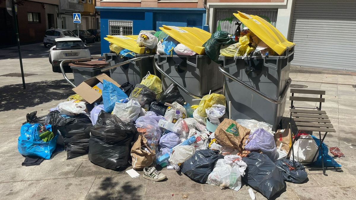 Ingentes cantidades de basura se acumulan sin recoger en varios puntos de A Coruña