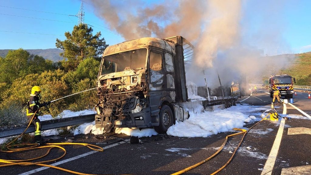 Las ruedas de gran tamaño que transportaba el camión dificultaron el trabajo de extinción y limpieza de la vía