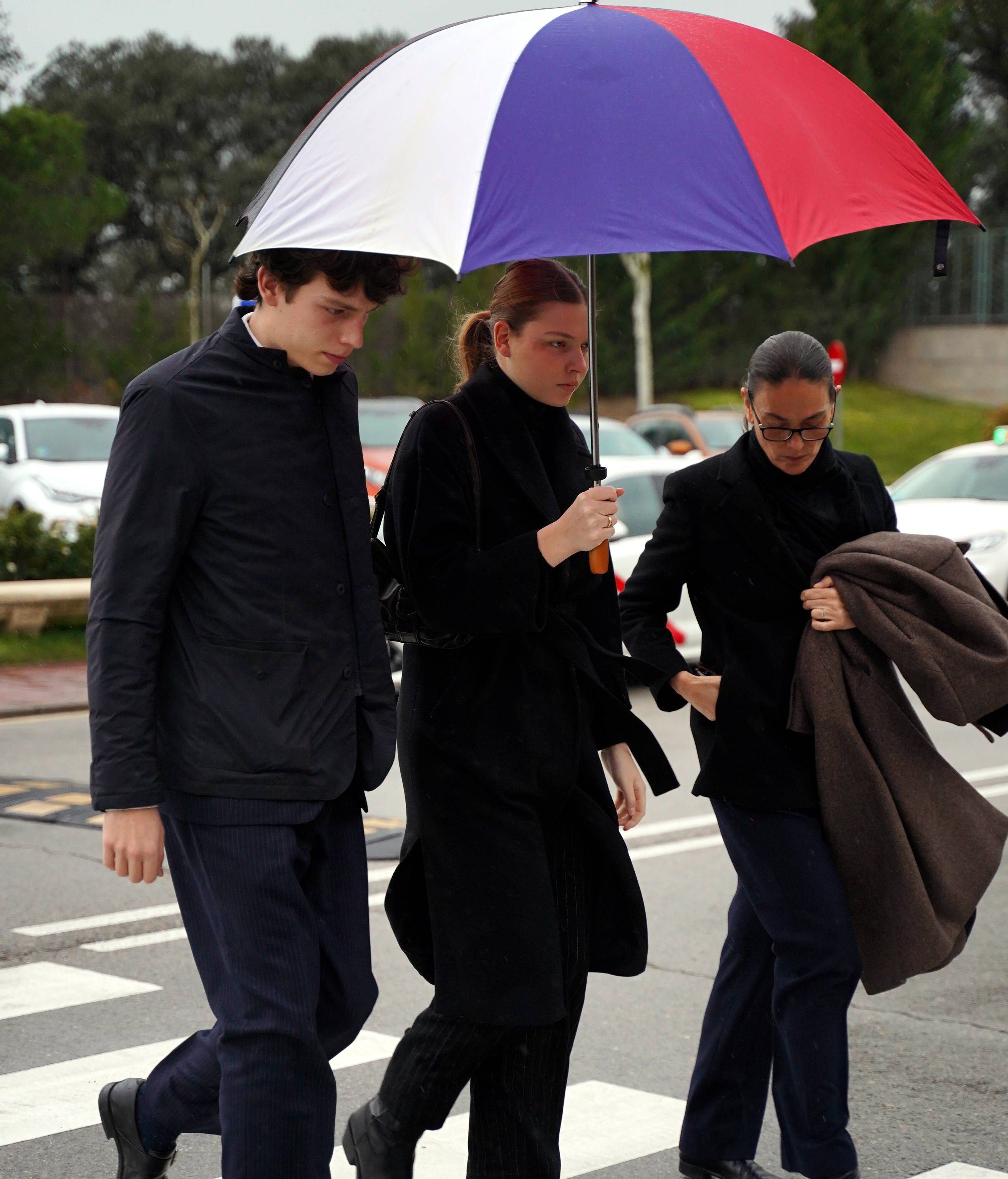 Laura Ponte junto a sus hijos.