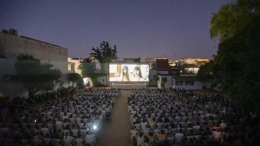 Los cines de verano llegan a España: proyecciones en cementerios, playas y hasta monumentos