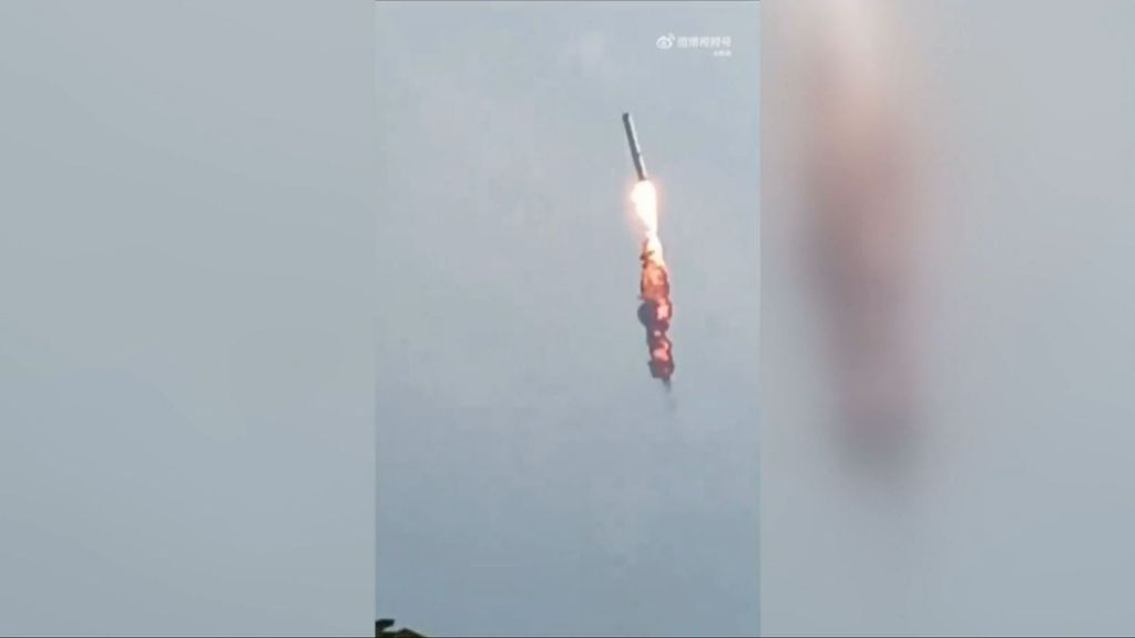 Un cohete chino se estrella tras desprenderse por error de su plataforma de lanzamiento durante un ensayo