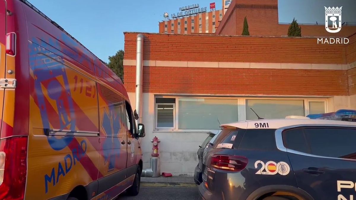 Una ambulancia de Emergencias Madrid y un coche patrulla de la Policía Nacional en el Hospital 12 de Octubre de Madrid