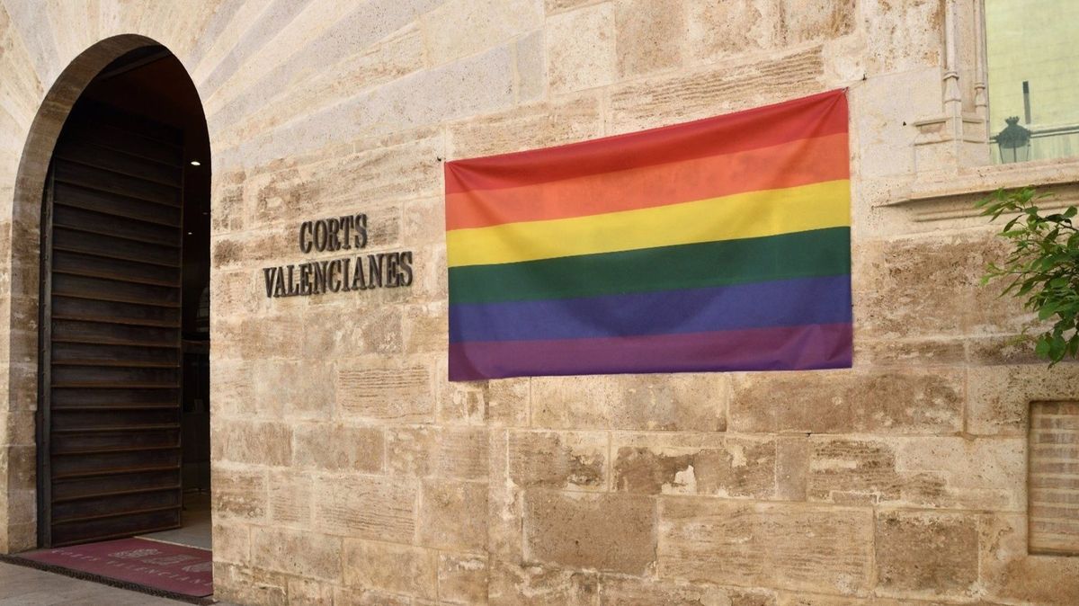 Bandera LGTBI en la fachada de Les Corts Valencianes