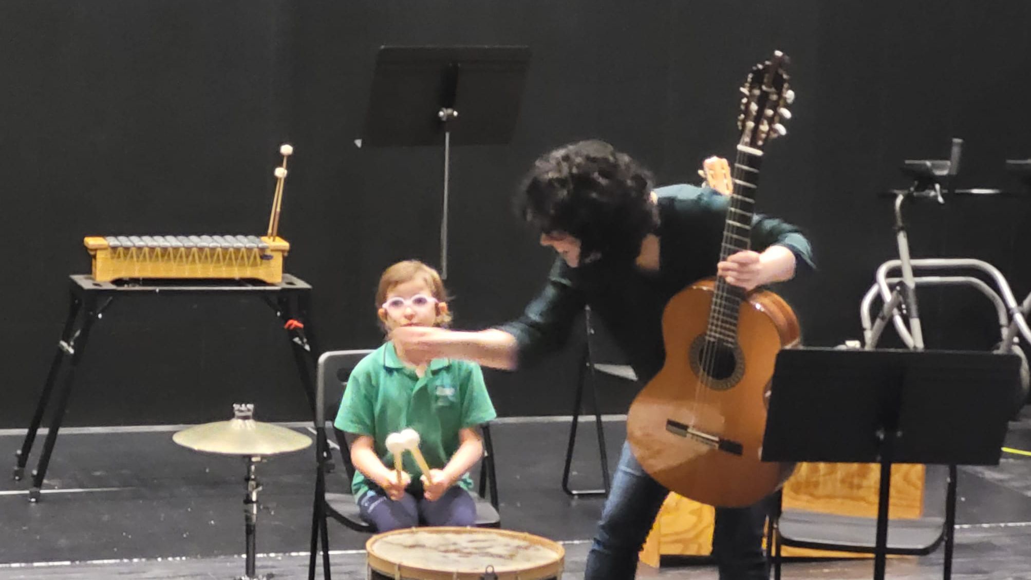 Carmela durante una sesión de musicoterapia