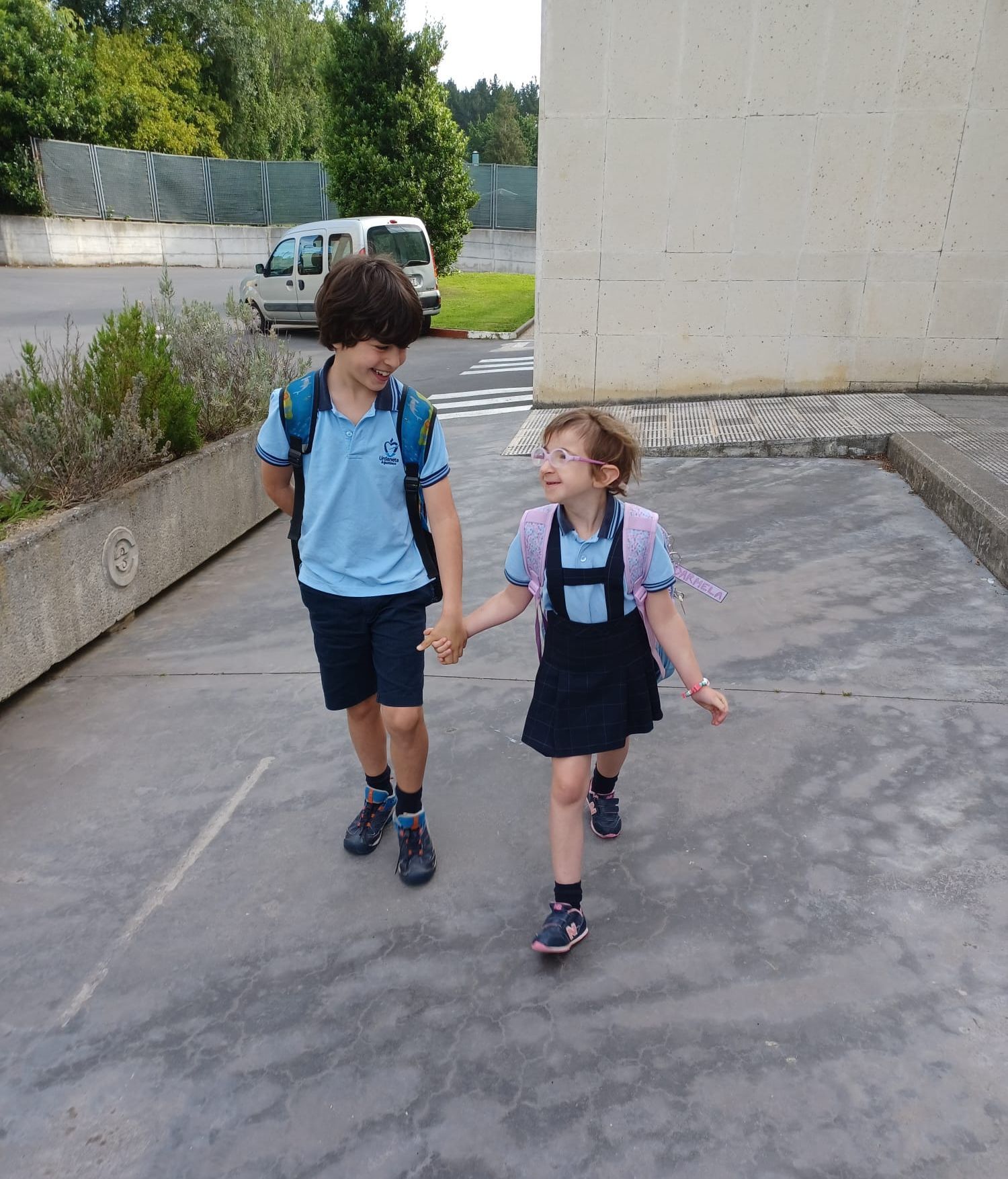 Carmela junto a su hermano mayor, Alberto