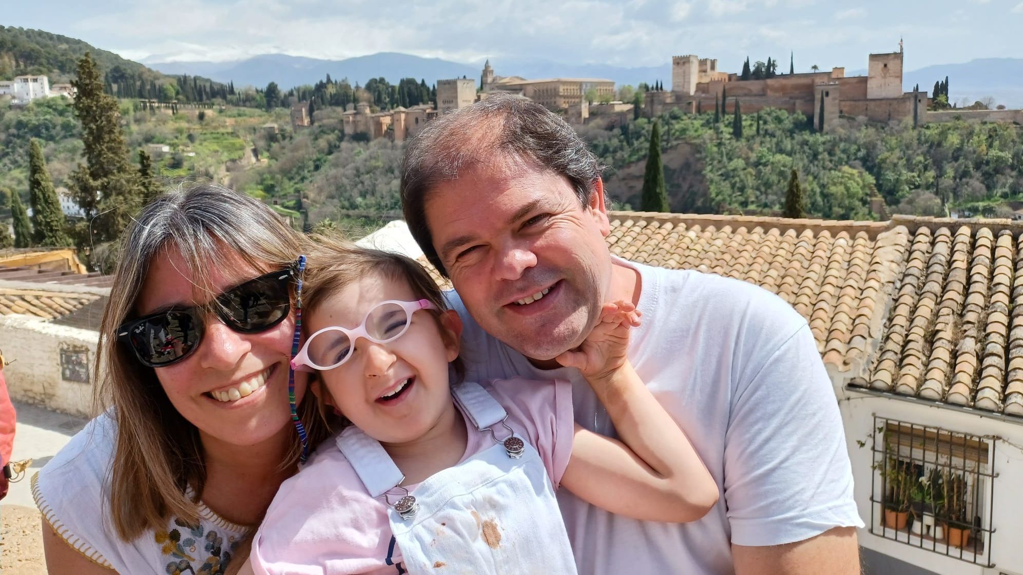 Carmela junto a sus padres