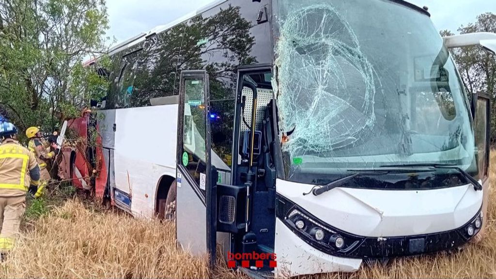 Detenido un chófer de autocar ebrio y drogado tras salirse de la vía en Barcelona