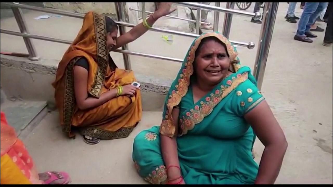 Tragedia en la India: unos 100 muertos en una estampida humana durante un encuentro religioso