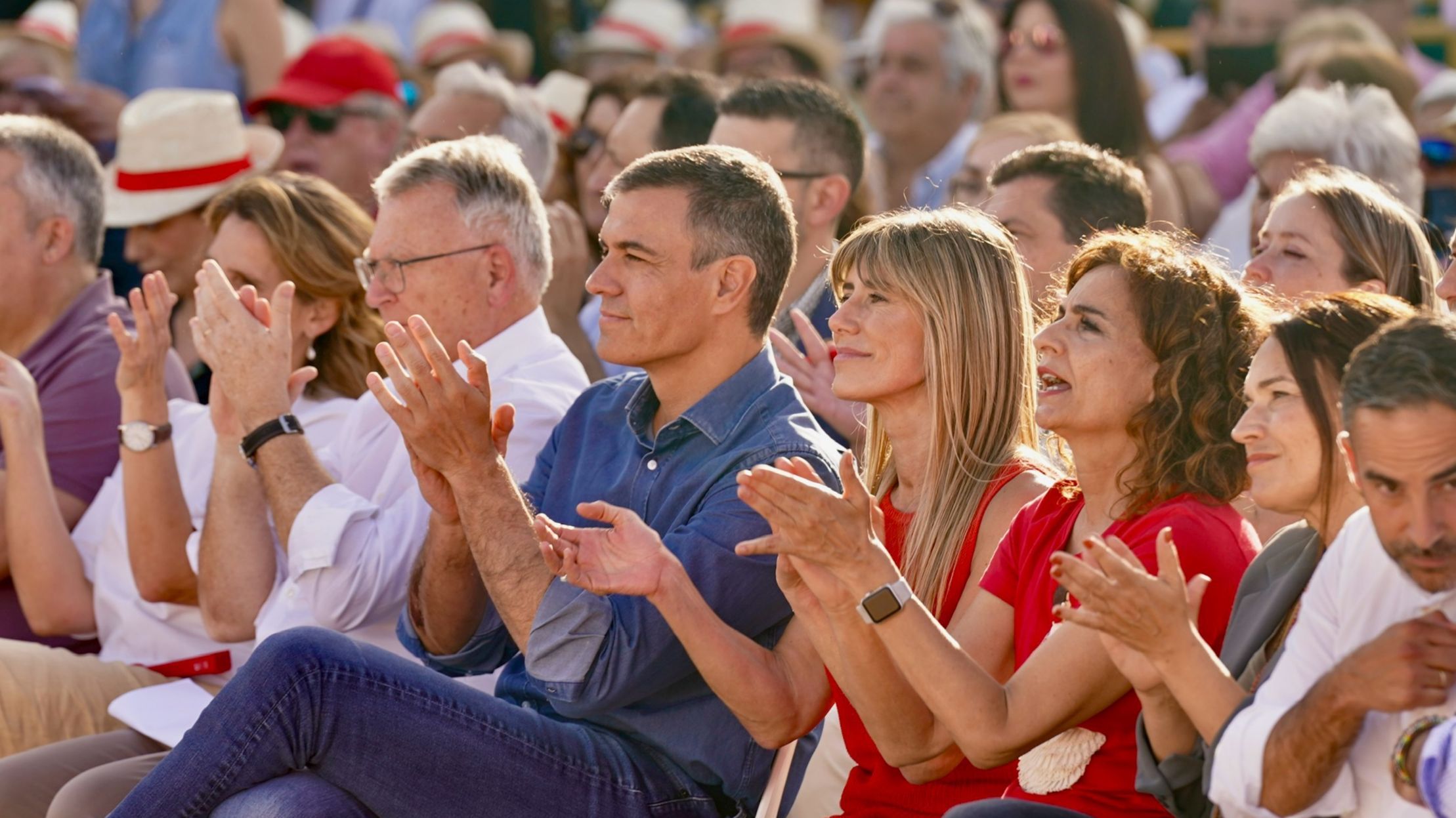 El secretario general del PSOE y presidente del Gobierno, Pedro Sánchez, junto a su mujer, Begoña Gómez, en un acto de campaña por el 9J