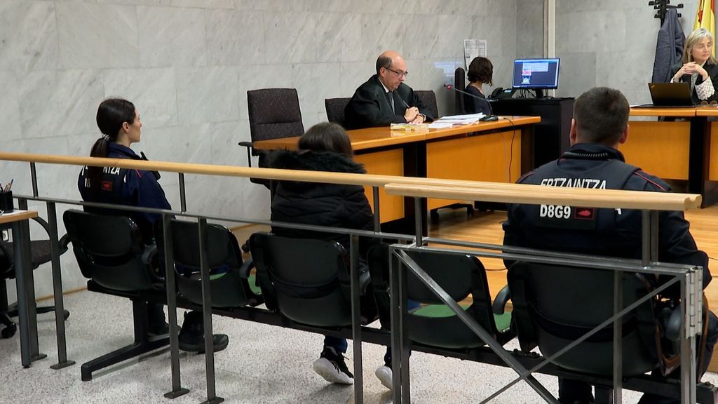 La acusada de espaldas durante el juicio