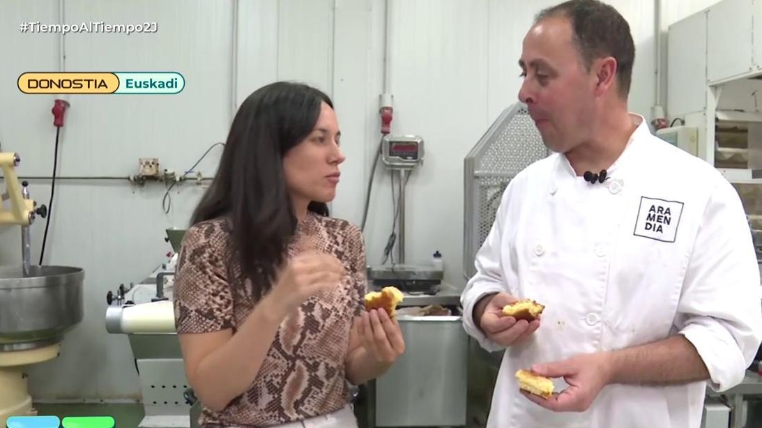 La reportera de 'Tiempo al tiempo' prueba el pastel vasco
