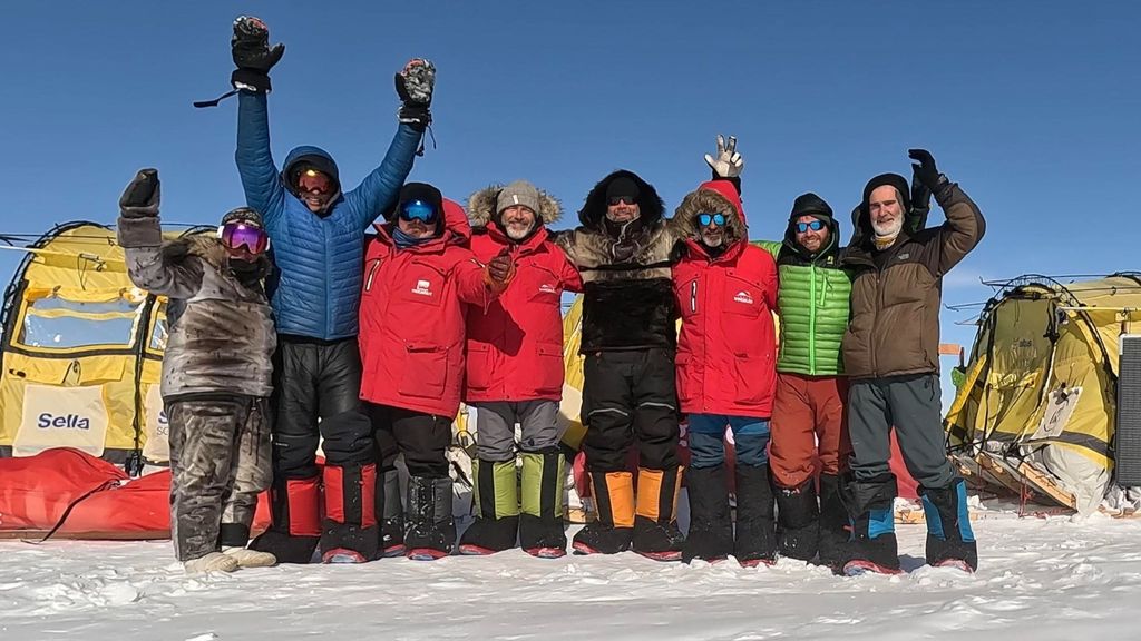 Los miembros de la expedición posan felices junto al trineo del viento en Groenlandia