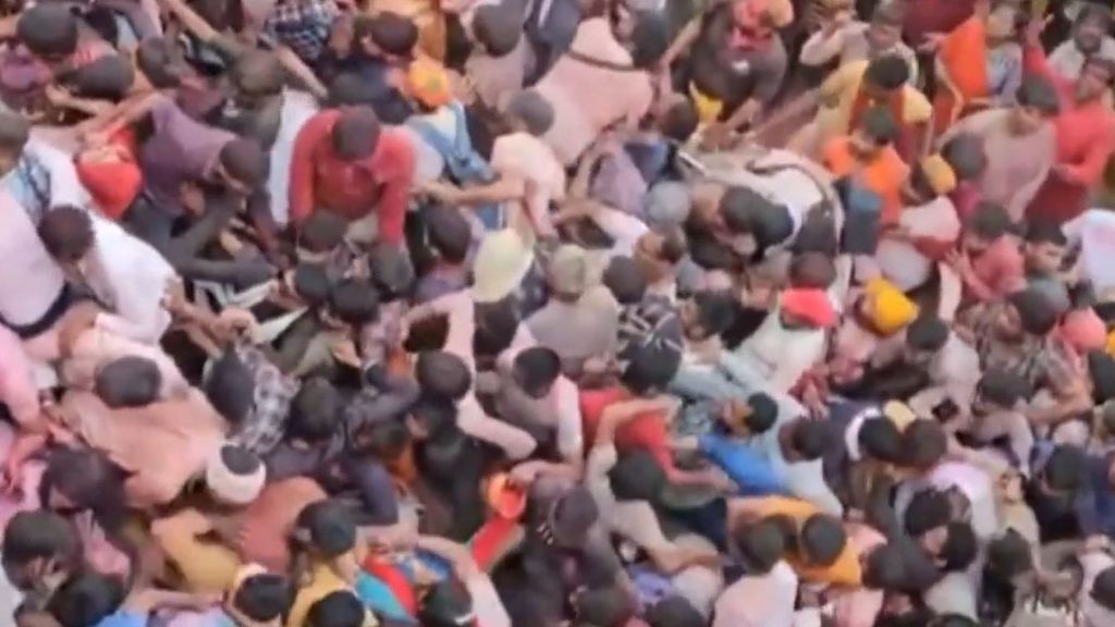 Mueren más de 100 personas en una estampida durante un evento religioso al norte de la India
