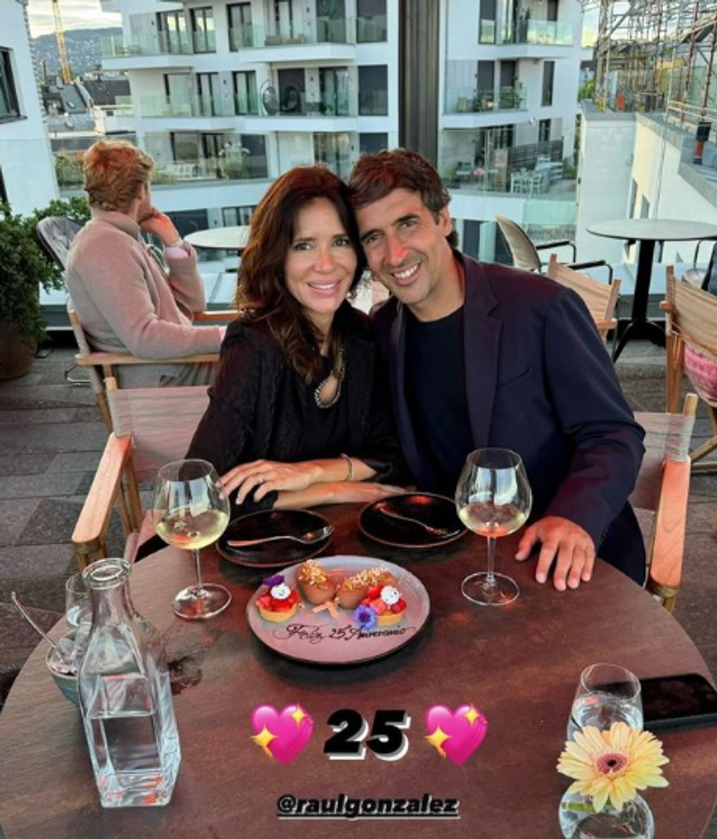 Raúl González y Mamen Sanz celebran 25 años de casados
